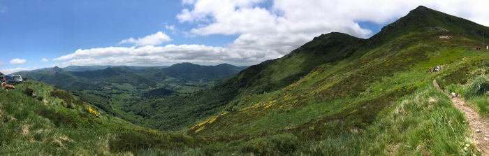 vue depuis le col de redondet sur le puy Griou et le Plomb du Cantal au fond 

