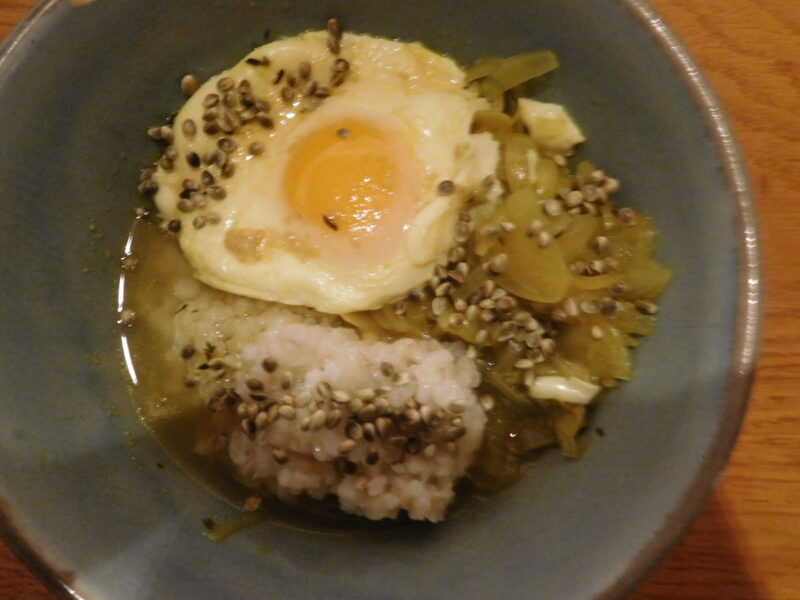 soupe à l'oignon riz complet œuf poché graines de chanvre