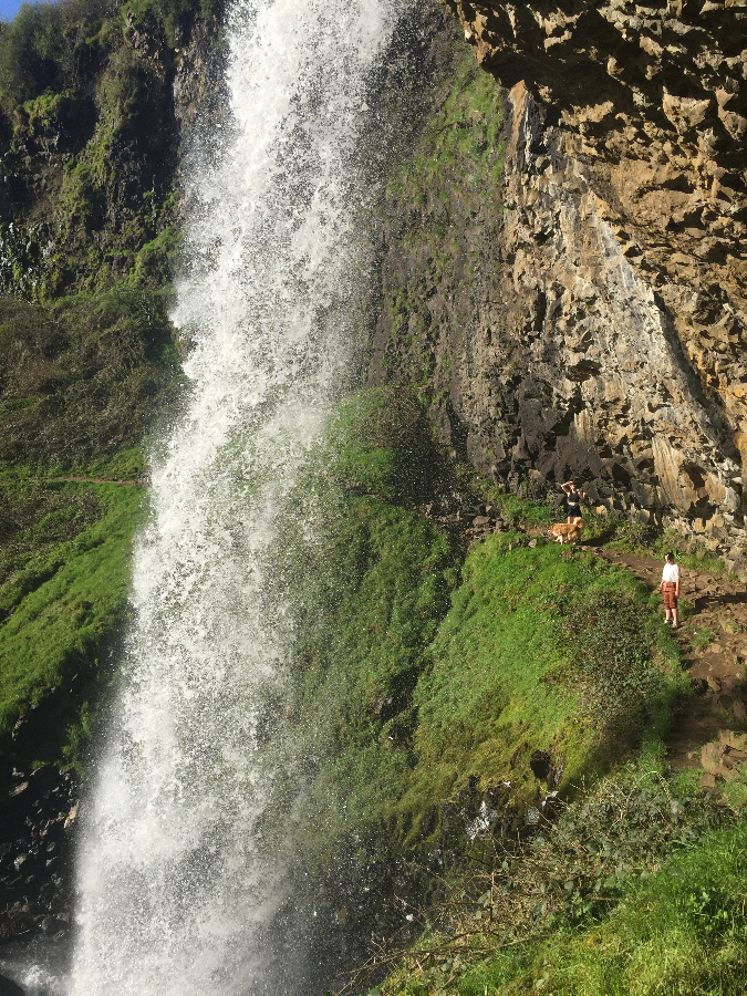 Sentier derrière la cascade de Salin