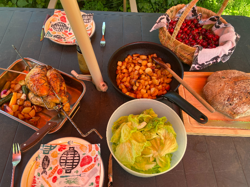 poulet rôti au feu de bois, légumes du jardin, petites patates nouvelles sautées