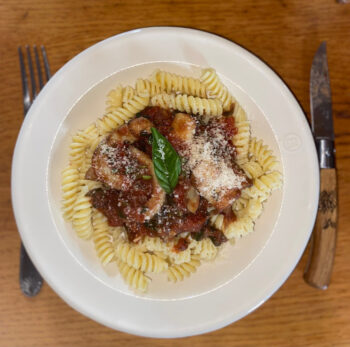 Anneaux d' encornets tomates basilic sur tortellinis