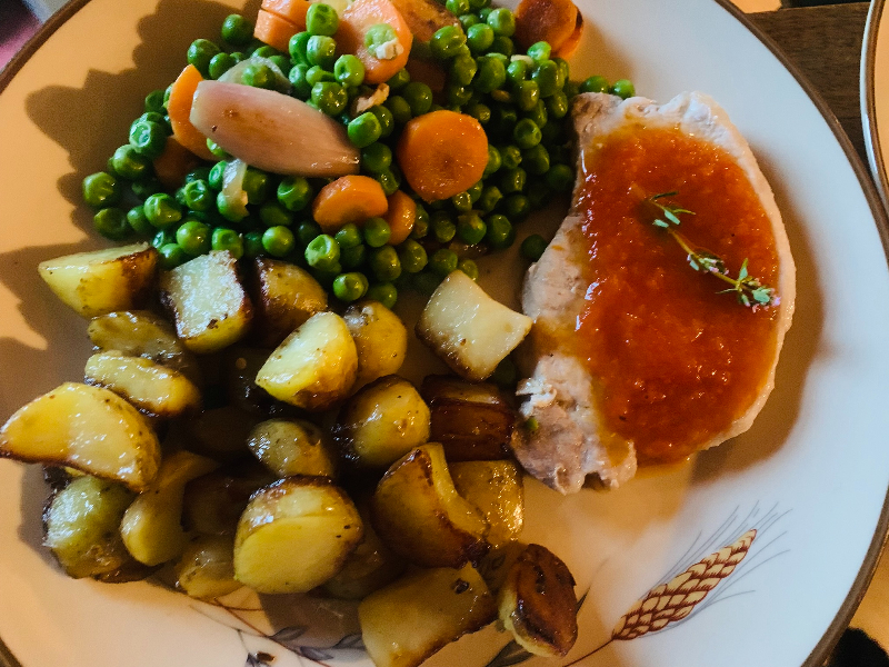 côtelette de porc et coulis de tomates maison, jardinière de printemps