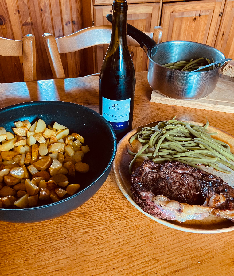 entrecôte de bœuf salers à la braise, haricots et pommes sautées du jardin