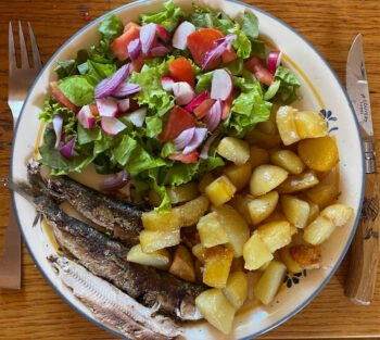 sardines à la plancha, pommes sautées, salade du jardin