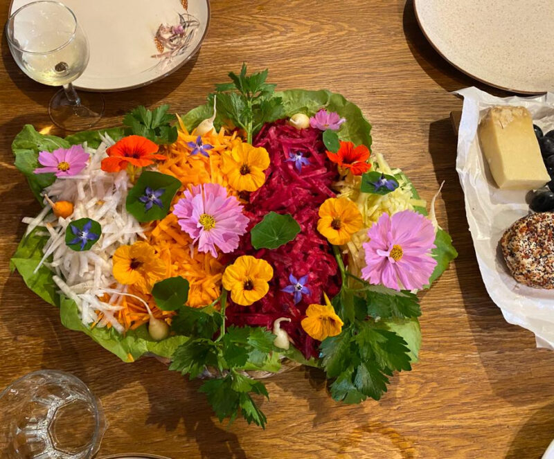 salade de racines rappées et fleurs comestibles