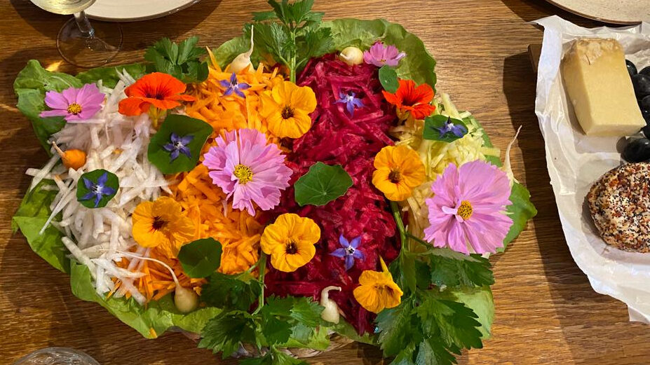 salade de racines rappées et fleurs comestibles